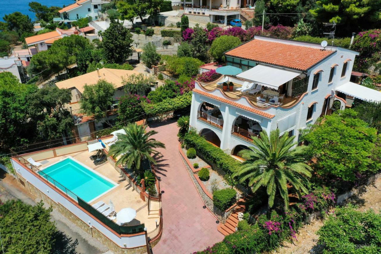 Villa Del Golfo Urio With Swimming Pool Shared By The Two Apartments 圣塔·弗拉维亚 外观 照片