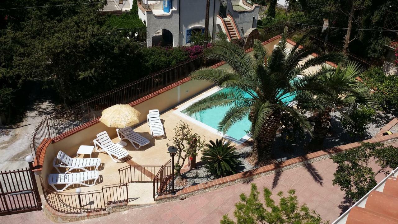Villa Del Golfo Urio With Swimming Pool Shared By The Two Apartments 圣塔·弗拉维亚 外观 照片