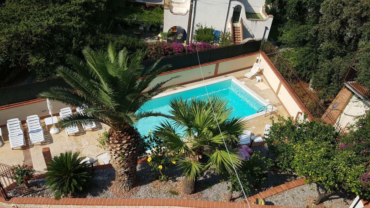 Villa Del Golfo Urio With Swimming Pool Shared By The Two Apartments 圣塔·弗拉维亚 外观 照片