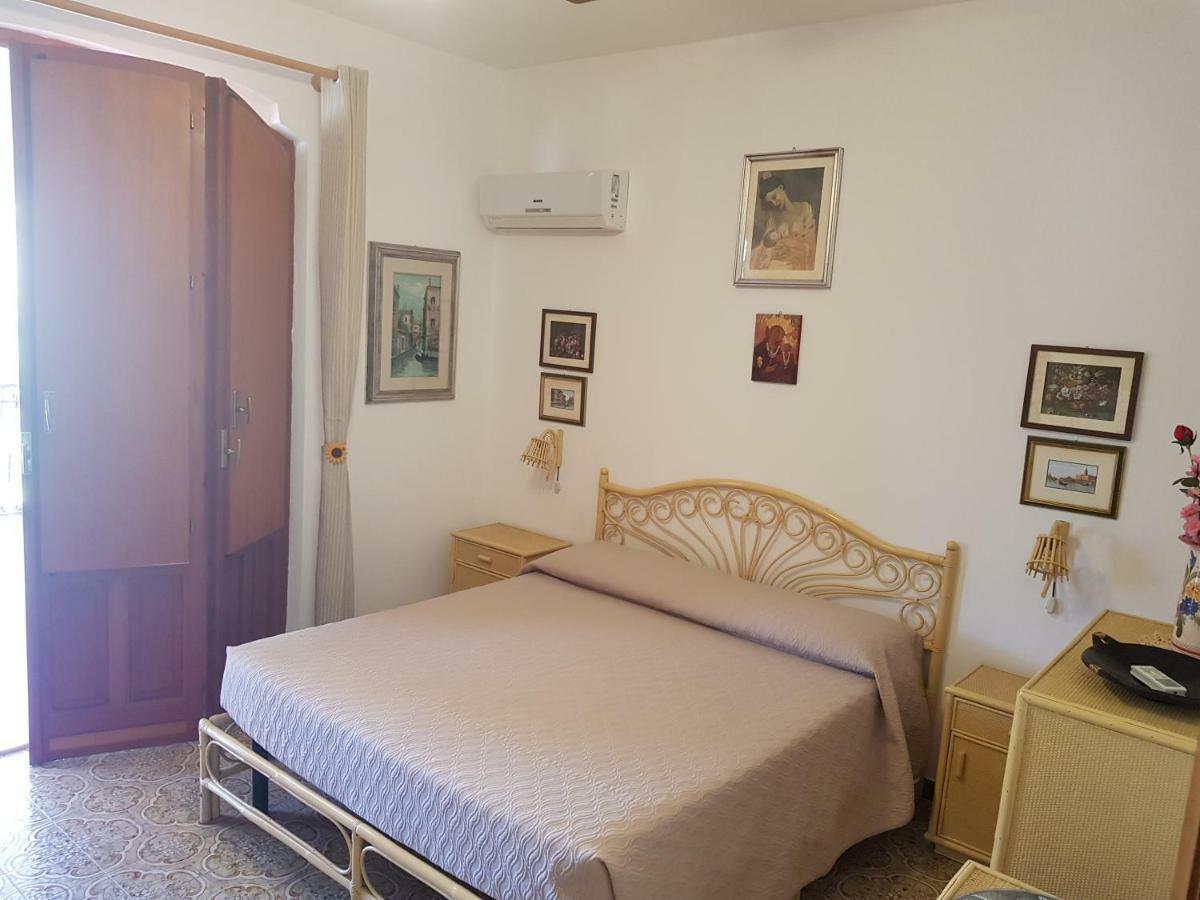 Villa Del Golfo Urio With Swimming Pool Shared By The Two Apartments 圣塔·弗拉维亚 外观 照片