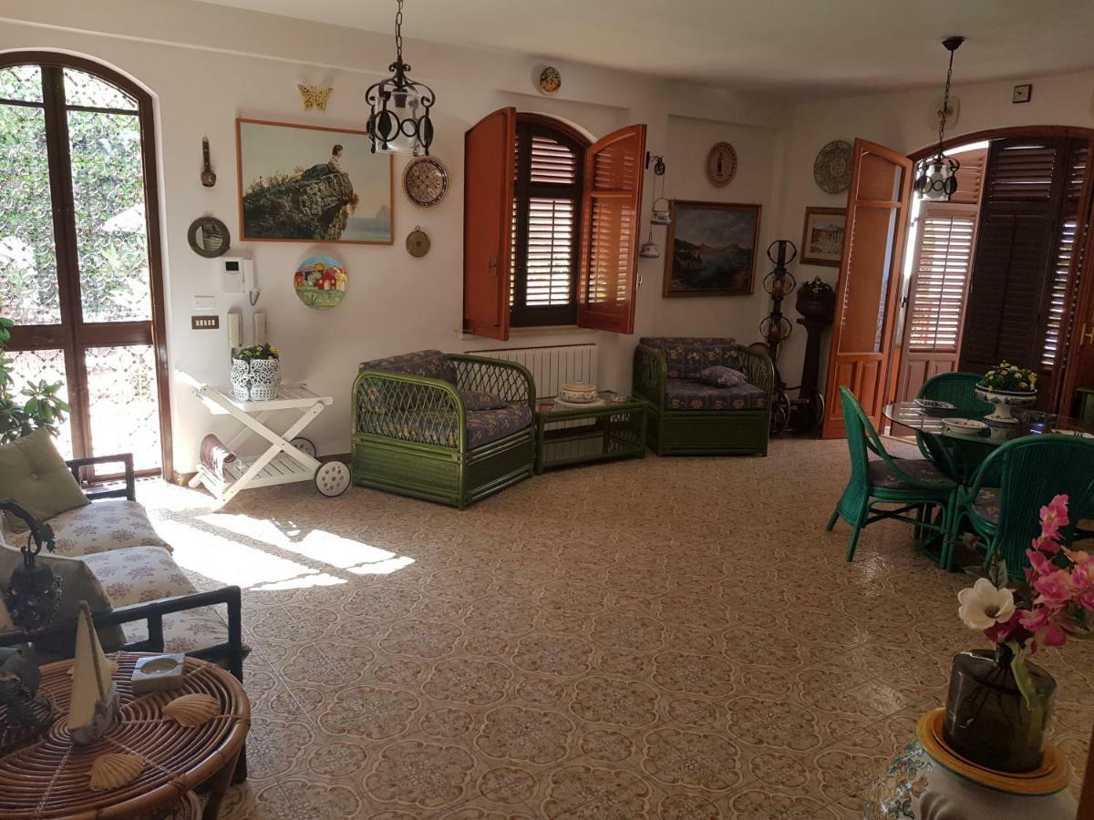 Villa Del Golfo Urio With Swimming Pool Shared By The Two Apartments 圣塔·弗拉维亚 外观 照片